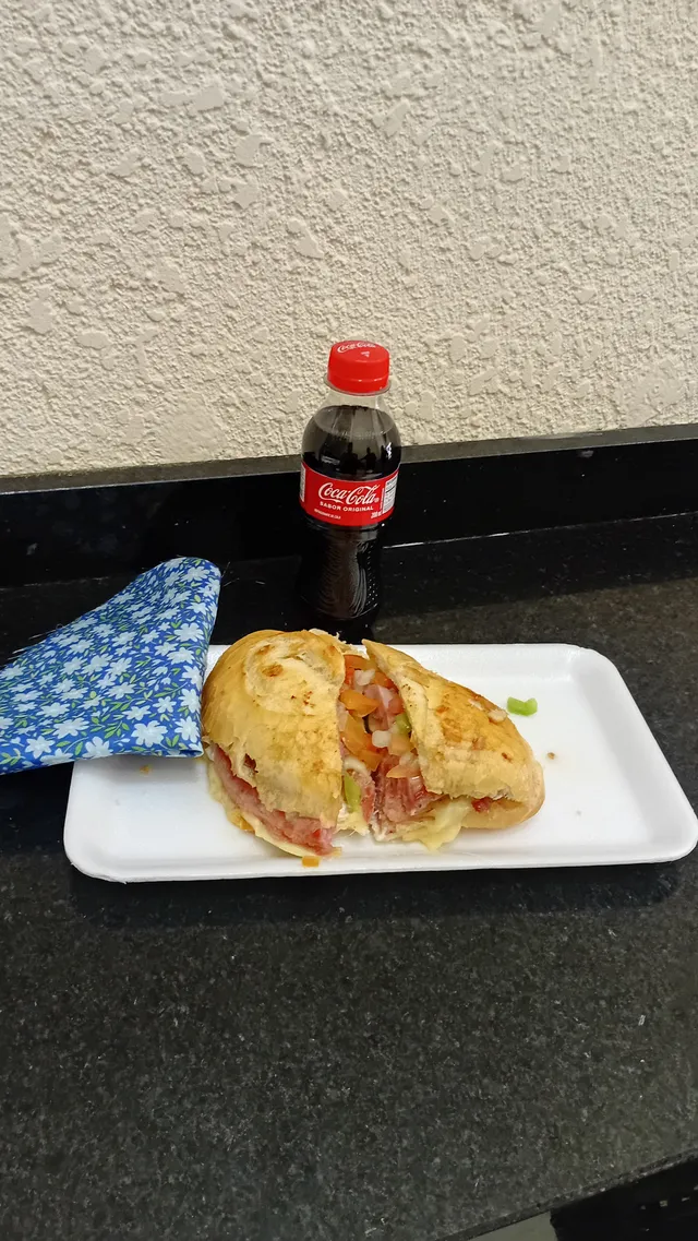 Lanche linguiça famosa + coca 200 ml